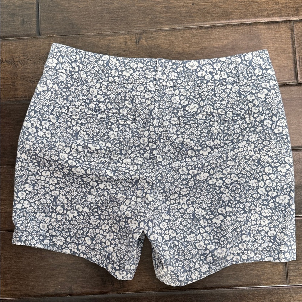 ❤️3/$30 Loft Outlet Floral Blue and White Women's 6” Inseam Shorts - Picture 4 of 10